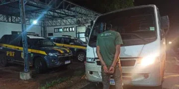 Micro-ônibus furtado é recuperado após acidente e fuga no interior do Estado