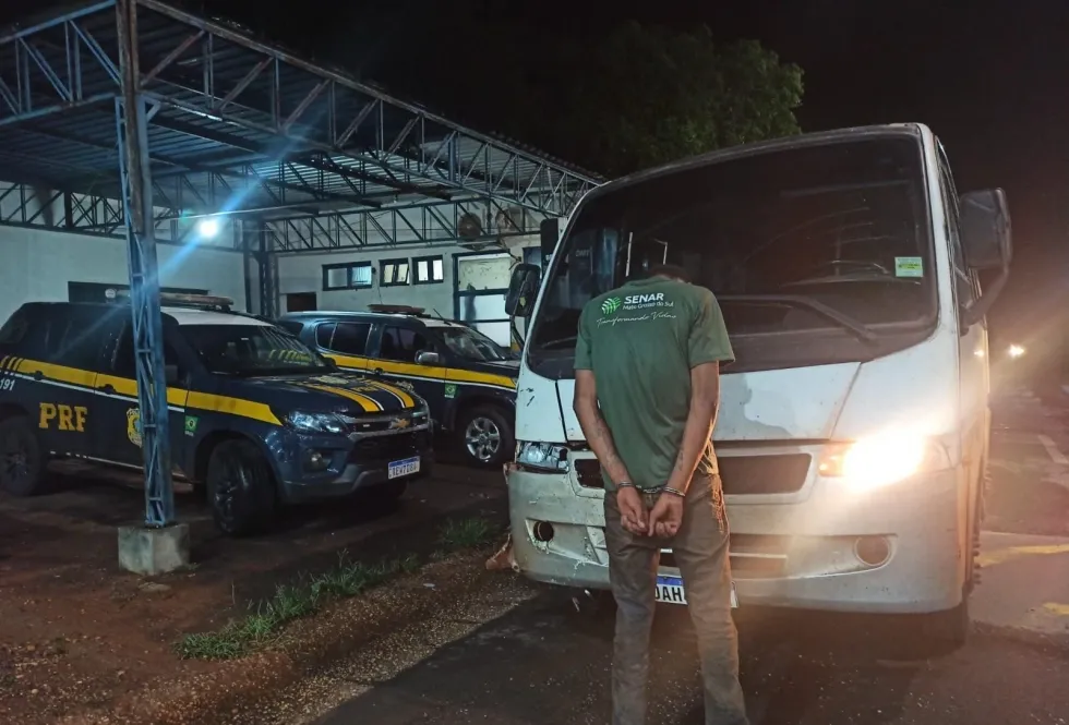 Micro-ônibus furtado é recuperado após acidente e fuga no interior do Estado
