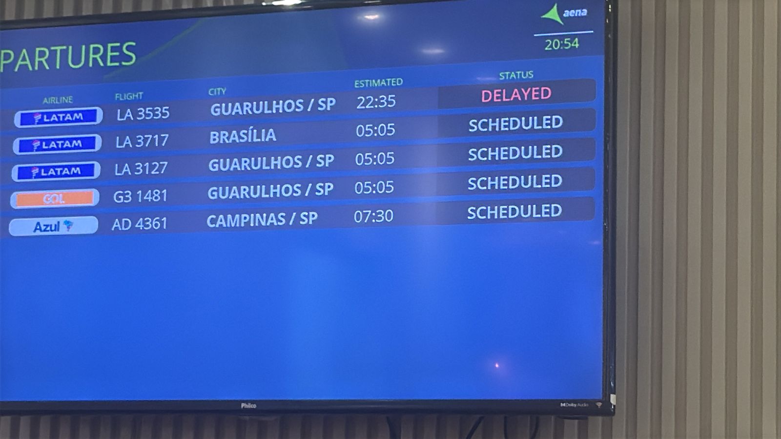 LATAM vira pesadelo de fim de ano: passageiros estão há mais de 10 horas ilhados em Campo Grande e podem perder conexões