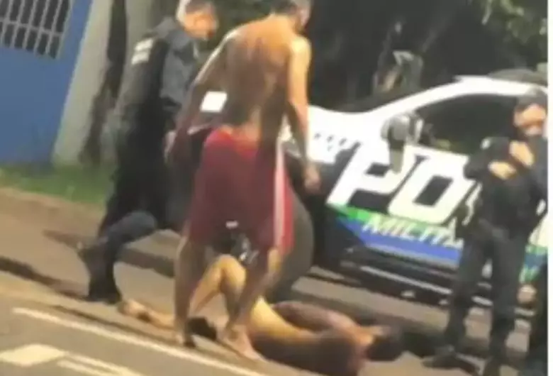 Pedreiro mostra órgão genital para adolescentes e acaba detido