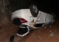 Carro sai da pista e tomba na BR-163