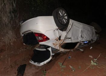 Carro sai da pista e tomba na BR-163