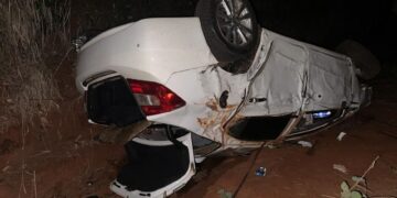 Carro sai da pista e tomba na BR-163