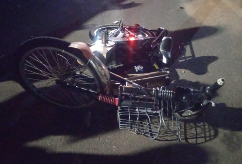 Jovem morre após acidente entre bicicleta elétrica e caminhonete