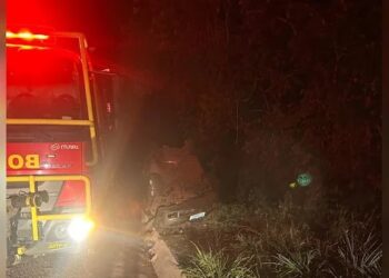 Capotamento na BR-262 deixa seis feridos, incluindo motorista em estado gravíssimo