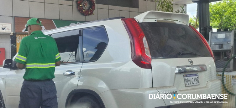 Bolivianos passam a abastecer em Corumbá após aumento de preços na Bolívia