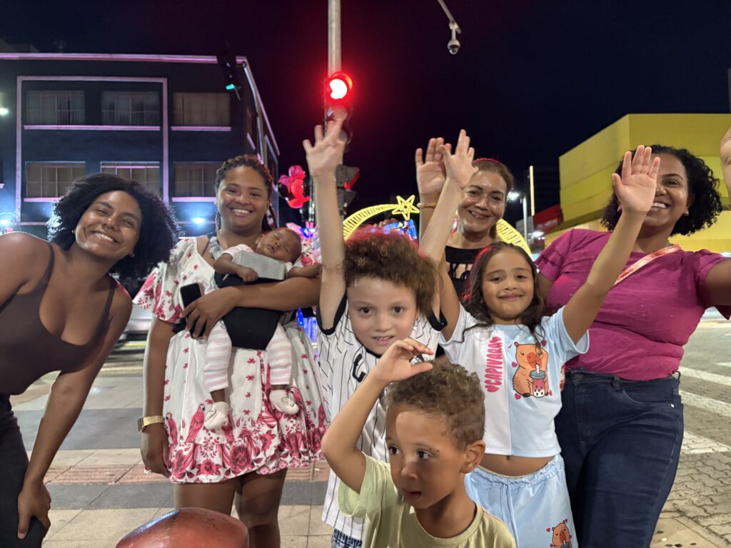 Natal dos Sonhos: Parada Natalina encanta famílias no Centro de Campo Grande 