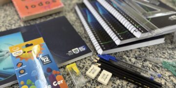 Entrega dos kits escolares e uniformes para 2026 já começou em todo o Estado