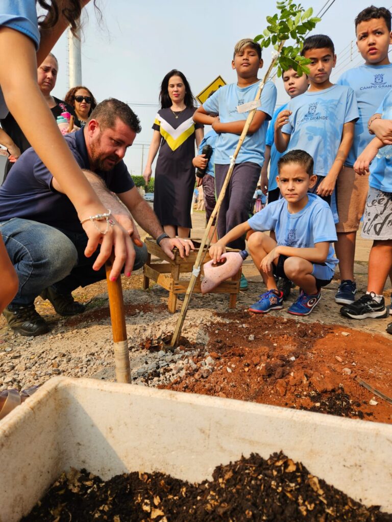 PROPAM promove plantio de 75 mudas e dá início a novos pomares urbanos PROPAM promove plantio de 75 mudas e dá início a novos pomares urbanos