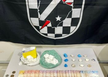 Adolescente é apreendida com grande quantidade de drogas em ponto de tráfico