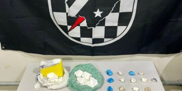 Adolescente é apreendida com grande quantidade de drogas em ponto de tráfico