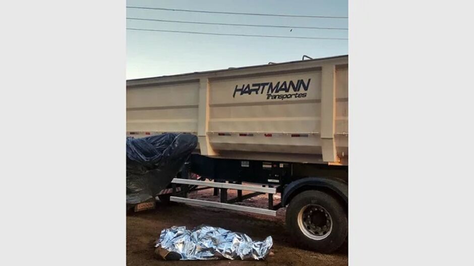 Caminhoneiro morre eletrocutado ao enlonar carreta na BR-163