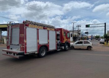 Batida envolvendo viatura dos Bombeiros chama atenção em área central