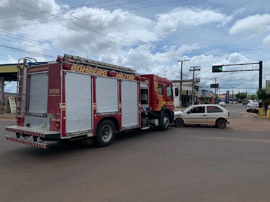 Batida envolvendo viatura dos Bombeiros chama atenção em área central