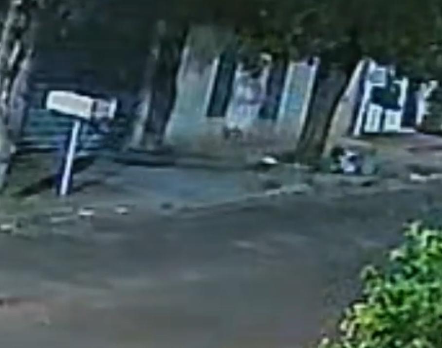 Vídeo: Professora é atacada sexualmente ao ter casa invadida por homem nu; ela reagiu na cadeirada 