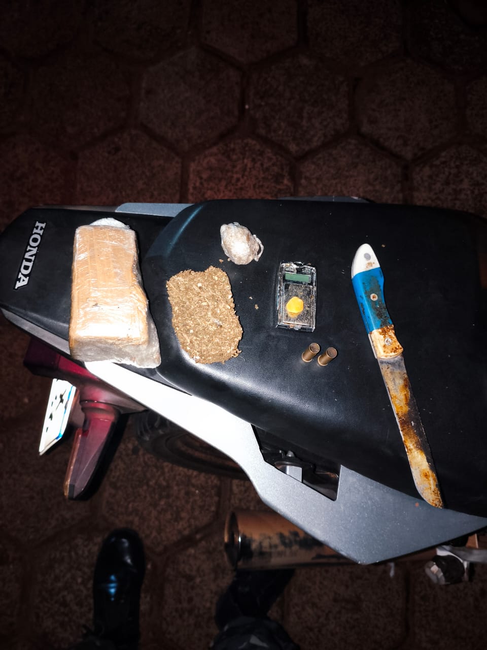 Denúncia revela tráfico de drogas e motocicleta roubada em residência (vídeo)