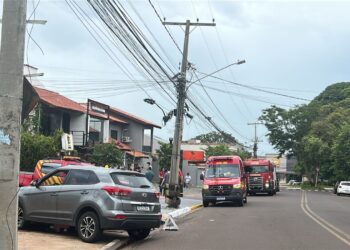 Motorista embriagado perde controle do carro e bate em poste no Carandá Bosque Motorista embriagado perde controle do carro e bate em poste no Carandá Bosque