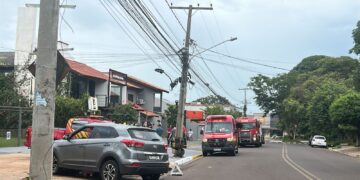 Motorista embriagado perde controle do carro e bate em poste no Carandá Bosque