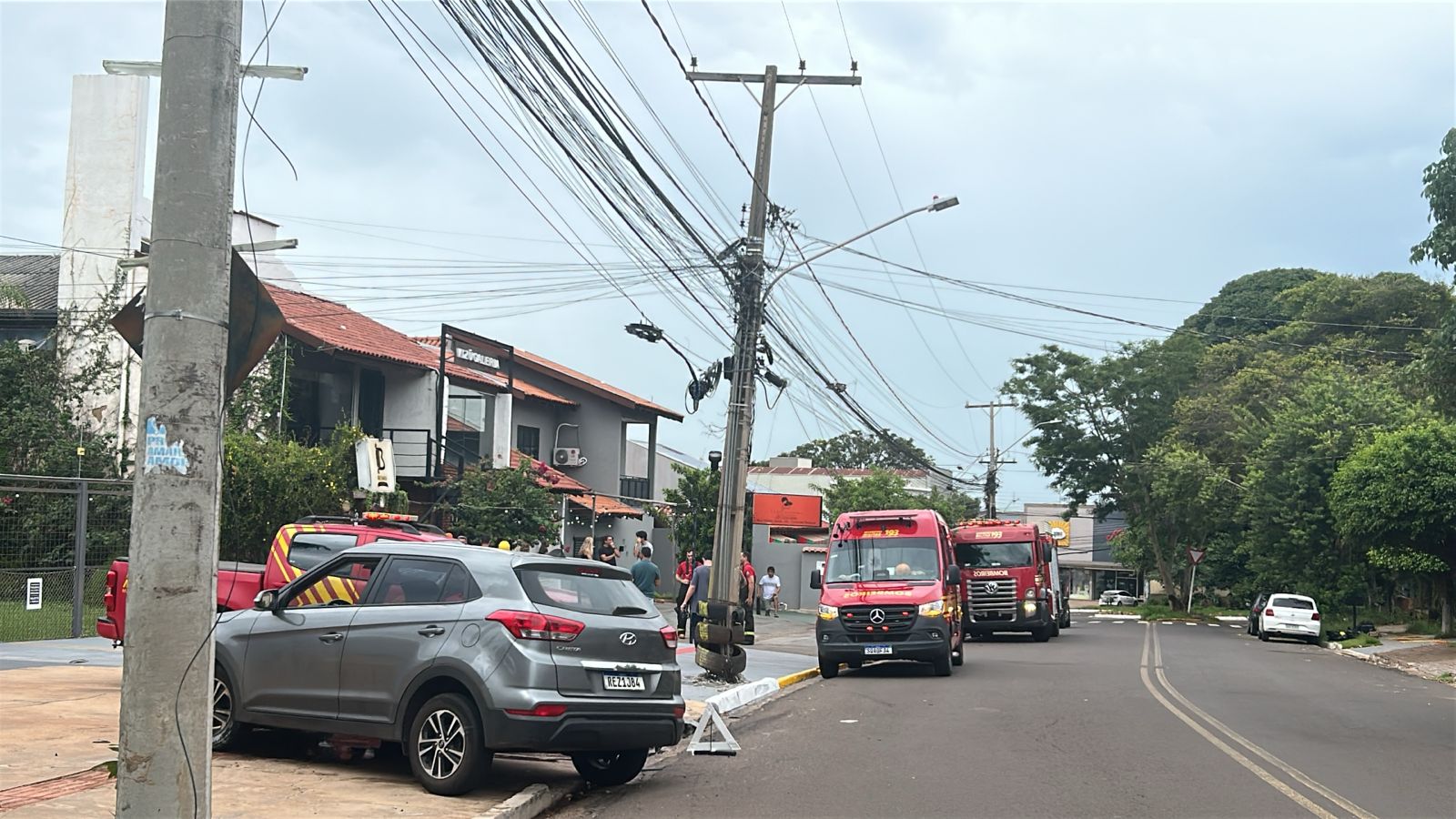 Motorista embriagado perde controle do carro e bate em poste no Carandá Bosque