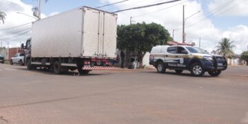 Motociclista fica em estado grave após acidente com caminhão