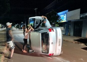 Motorista perde o controle, atinge carros estacionados e tomba veículo durante a madrugada Motorista perde o controle, atinge carros estacionados e tomba veículo durante a madrugada