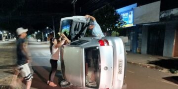 Motorista perde o controle, atinge carros estacionados e tomba veículo durante a madrugada