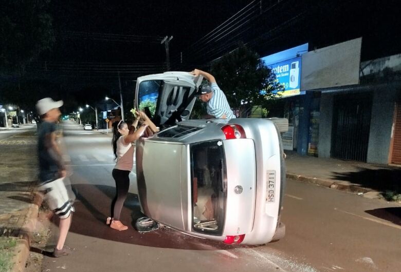 Motorista perde o controle, atinge carros estacionados e tomba veículo durante a madrugada