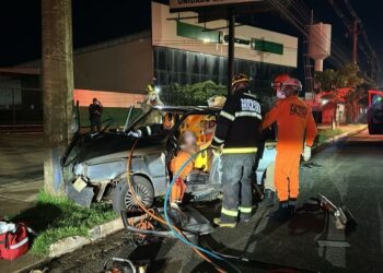 Pista molhada: motorista perde o controle e bate em poste em Campo Grande Pista molhada: motorista perde o controle e bate em poste em Campo Grande
