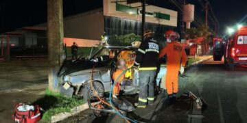 Pista molhada: motorista perde o controle e bate em poste em Campo Grande