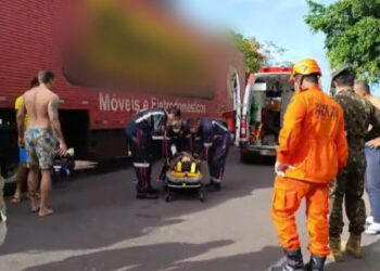 Motociclista sofre suspeita de fratura na perna após acidente com caminhão Motociclista sofre suspeita de fratura na perna após acidente com caminhão