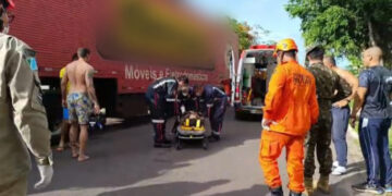 Motociclista sofre suspeita de fratura na perna após acidente com caminhão