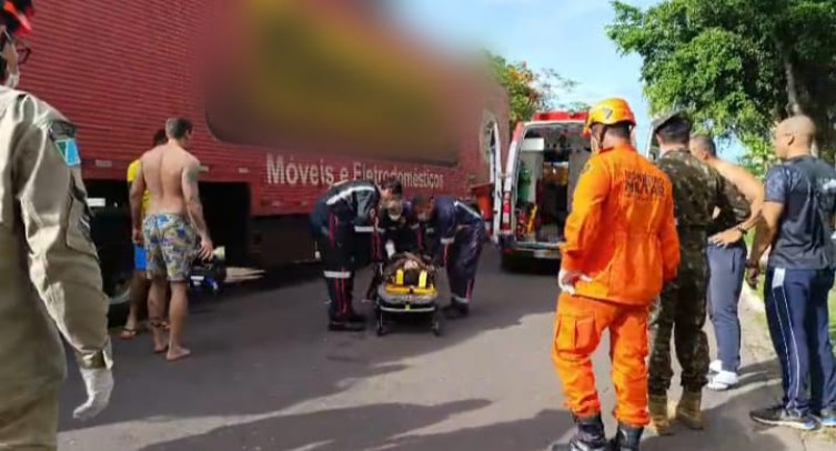 Motociclista sofre suspeita de fratura na perna após acidente com caminhão
