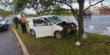 Motorista morre após bater contra árvore na Avenida Ministro João Arinos