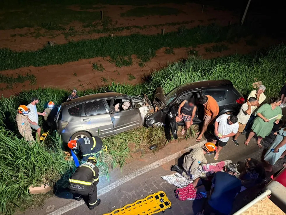 Ultrapassagem irregular causa grave acidente e deixa sete feridos