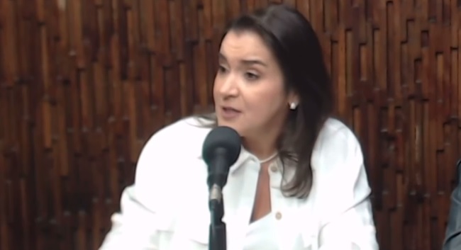 Adriane fala sobre manifestações orquestradas: “Quem é Marquinhos Trad para querer defender mulheres? E Rose é uma desocupada que não desce do palanque”