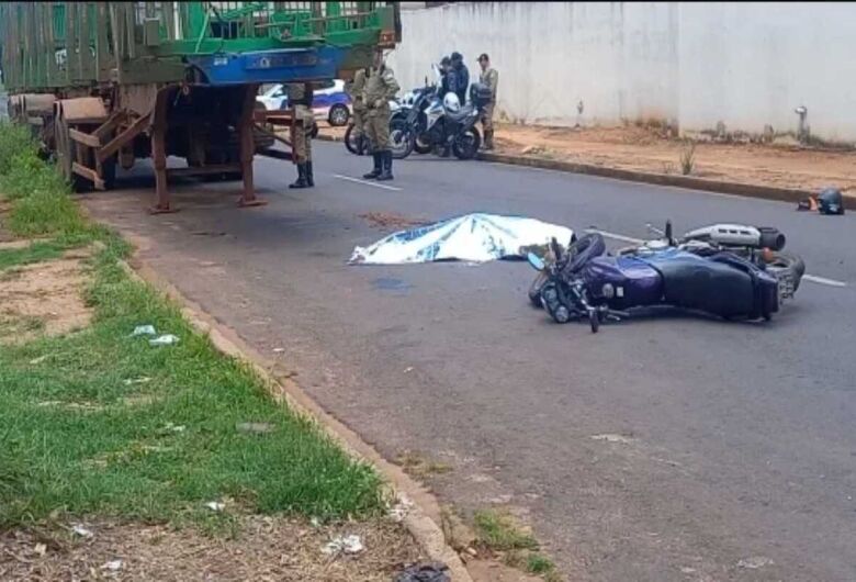 Motociclista morre após bater em carreta tritrem estacionada em Três Lagoas