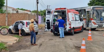 Bebê e família passam susto em acidente com ônibus no cruzamento