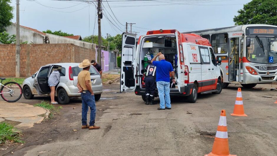 Bebê e família passam susto em acidente com ônibus no cruzamento