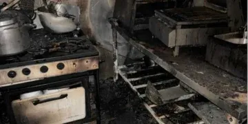 Fogo em restaurante é contido por bombeiros durante a madrugada
