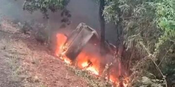 Viatura dos Bombeiros se envolve em acidente e pega fogo na BR-262