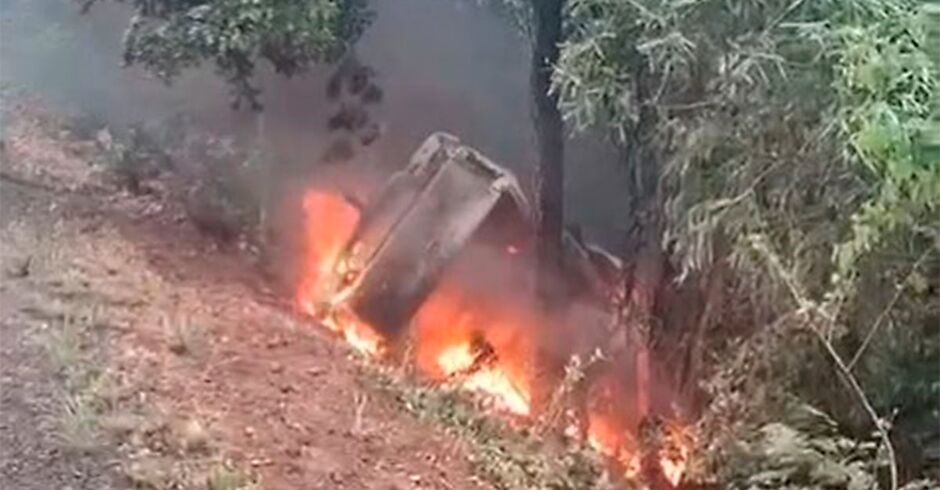 Viatura dos Bombeiros se envolve em acidente e pega fogo na BR-262