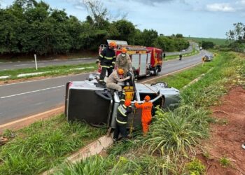 Mulher fica ferida após capotamento de caminhonete na MS-134 Mulher fica ferida após capotamento de caminhonete na MS-134