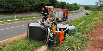 Mulher fica ferida após capotamento de caminhonete na MS-134