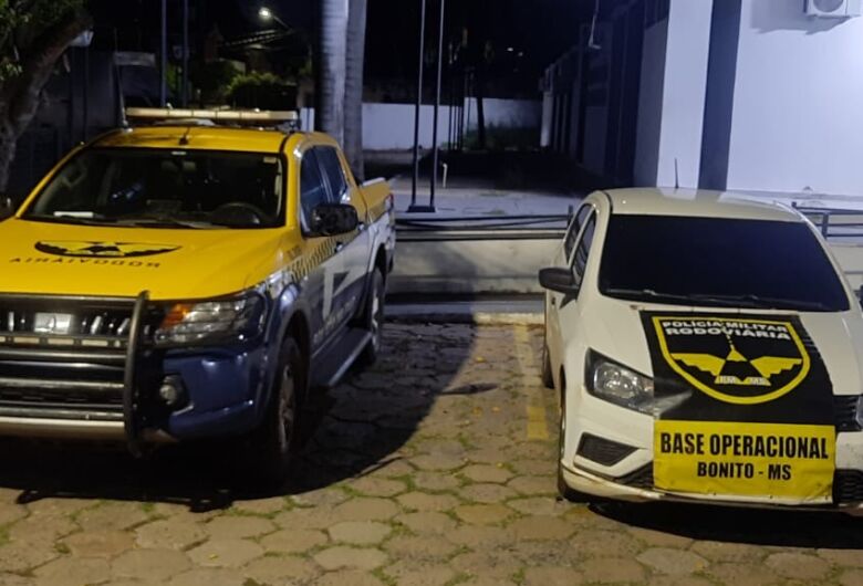 Veículo locado é bloqueado a caminho da fronteira e dois homens são detidos