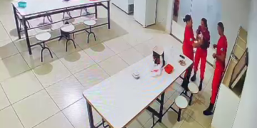 Bombeiros salvam recém-nascida após engasgamento durante amamentação (vídeo)