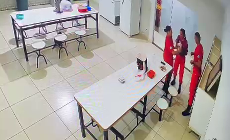 Bombeiros salvam recém-nascida após engasgamento durante amamentação (vídeo)