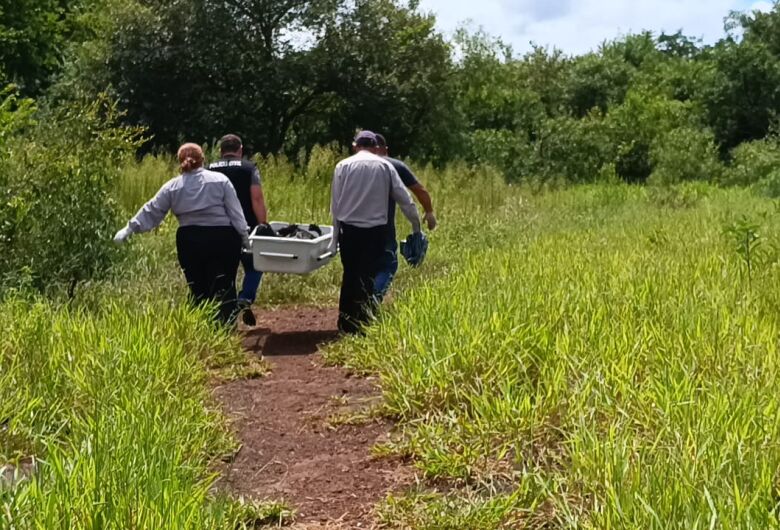 Pneus e madeira foram usados para queimar corpo encontrado