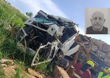 Caminhoneiro morre após perder o controle do veículo e bater em árvore