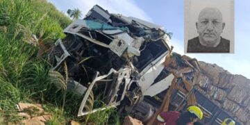 Caminhoneiro morre após perder o controle do veículo e bater em árvore