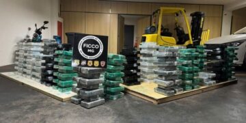 Motorista é preso com 420 kg de cocaína escondidos em carga de minério